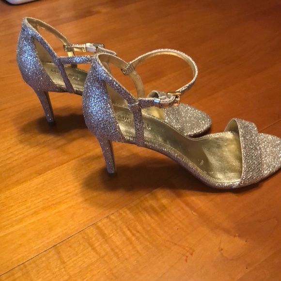 NWOT MICHAEL KORS 6.5 GOLD STILLETOS - Picture 6 of 9